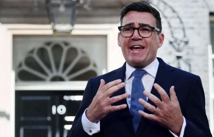 Londres (Reino Unido), 20/07/2026.- El nuevo primer ministro británico, Andy Burnham, pronuncia un discurso frente al número 10 de Downing Street en Londres, Gran Bretaña, el 20 de julio de 2026.
EFE/EPA/ANDY RAIN
