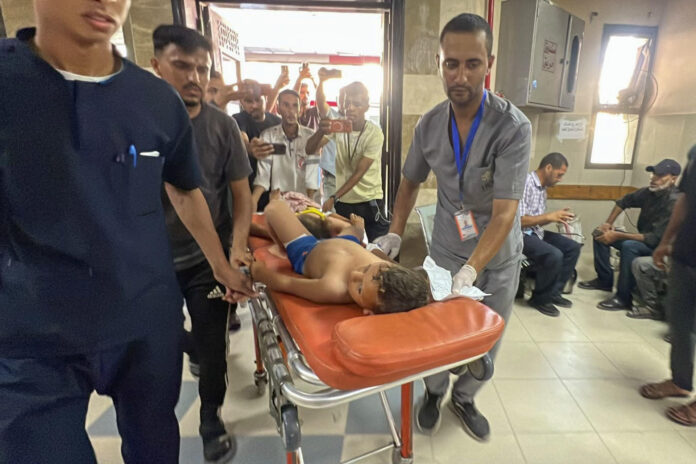 Heridos son trasladados al hospital de campaña Al Kuwait tras un ataque aéreo el 19 de julio de 2026 contra tiendas de campaña de desplazados en la zona de Mawasi (Jan Yunis, sur de la Franja). EFE/
