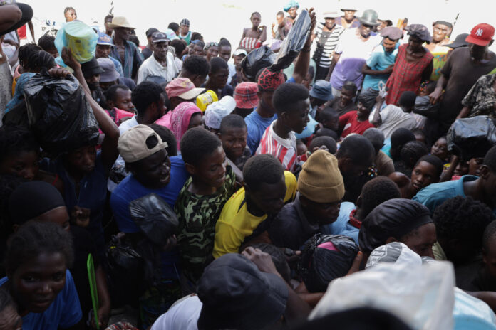 Imagen de archivo de personas haciendo fila para recibir comida en Petite Rivière de l'Artibonite (Haití). EFE/ Patrice Noel
