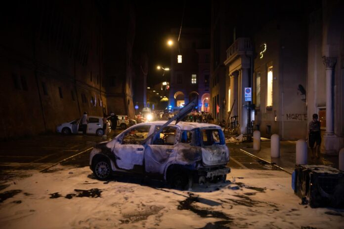 La muerte de un hombre de origen marroquí el pasado domingo mientras se encontraba reducido y esposado por la policía ha suscitado indignación en Italia, así como algunos disturbios durante la pasada noche en Bolonia (norte), donde tuvo lugar el caso. EFE/EPA/MAX CAVALLARI
