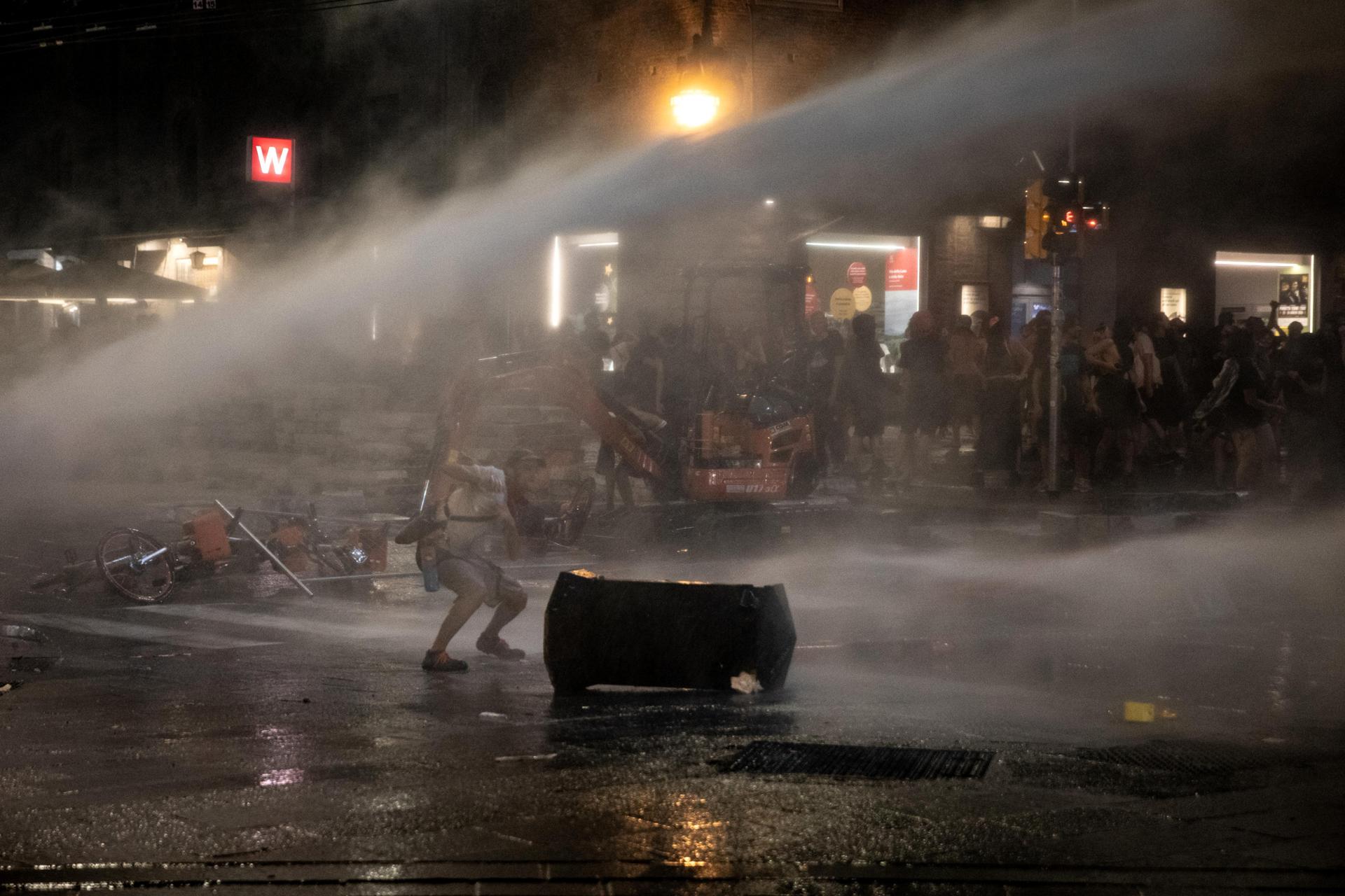 La muerte de un hombre de origen marroquí el pasado domingo mientras se encontraba reducido y esposado por la policía ha suscitado indignación en Italia, así como algunos disturbios durante la pasada noche en Bolonia (norte), donde tuvo lugar el caso.EFE/EPA/MAX CAVALLARI