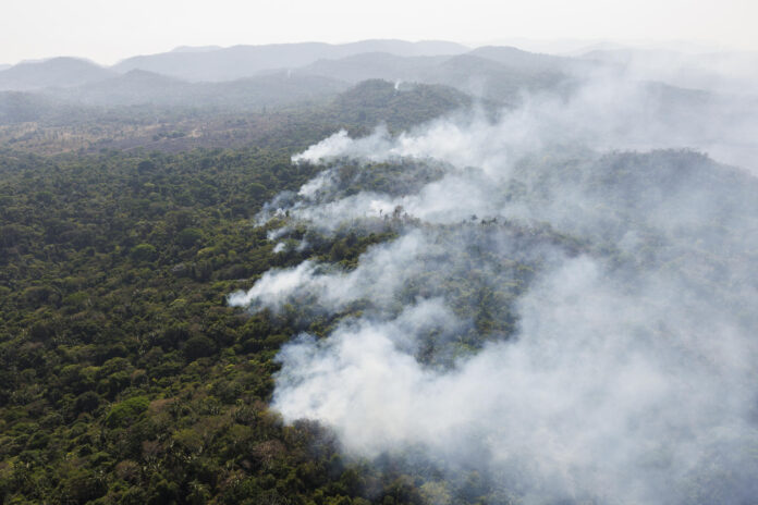 Fotografía aérea de archivo del 9 de septiembre de 2025 que muestra un incendio forestal en las cercanías de Santana do Araguaia (Brasil). LEFE/Isaac Fontana
