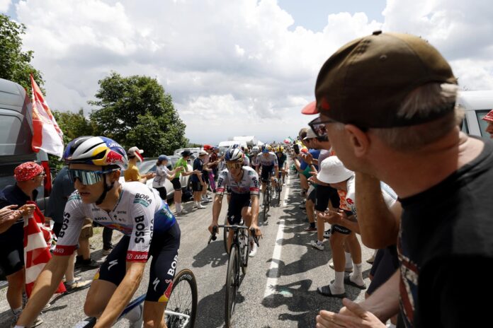 El ciclista belga Remco Evenepoel (2-I) de Red Bull - Bora - Hansgrohe en acción durante la Etapa 14 del Tour de Francia, un recorrido de 155,3 km entre Mulhouse y Le Markstein Fellering, Francia. EFE/EPA/YOAN VALAT
