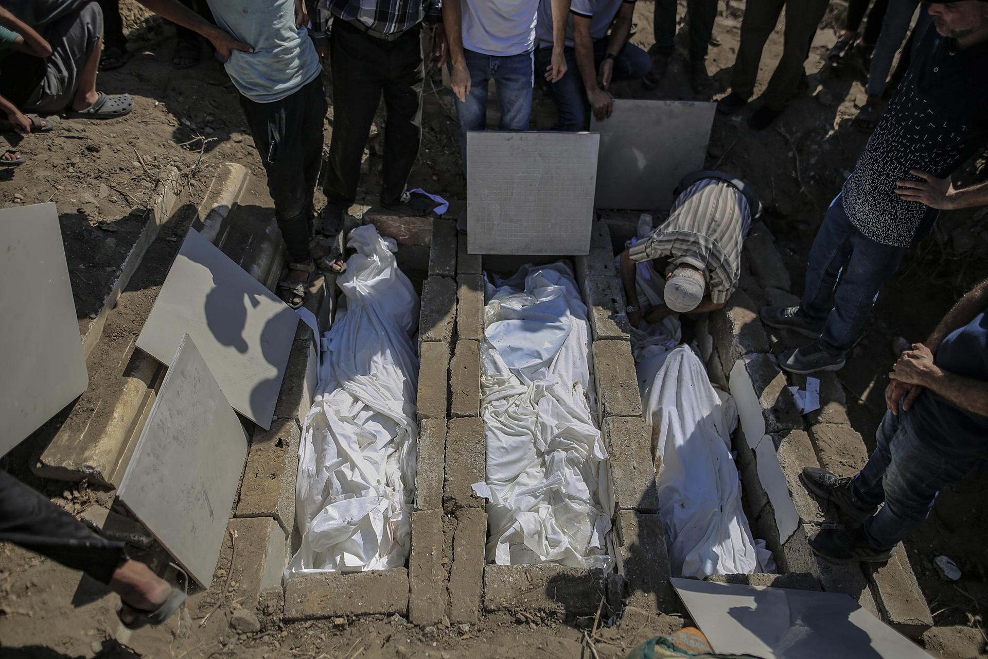 Los cuerpos de la familia Al-Masri en ciudad de Gaza. EFE/ Mohammed Saber