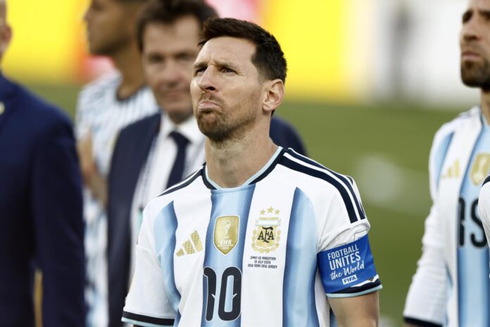 El capitán argentino, Lionel Messi, este domingo, tras perder la final del Mundial de Estados Unidos, México y Canadá contra España (1-0). EFE/ WILL OLIVER
