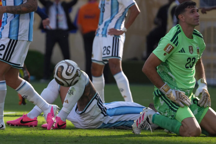 El portero argentino Emiliano Martínez (d) reacciona al recibir un gol este domingo, en el partido de la final del Mundial de la FIFA 2026 entre España y Argentina en el estadio MetLife en Nueva Jersey (Estados Unidos). EFE/ Angel Colmenares
