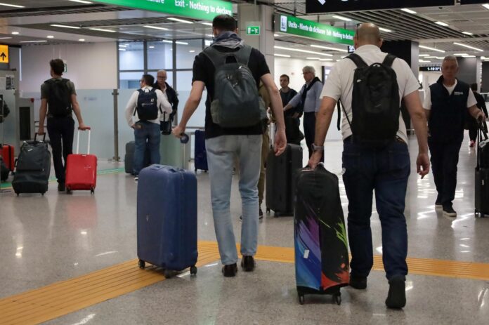FOTO ARCHIVO. Viajeros con maletas en el aeropuerto aeropuerto de Roma Fiumicino. EFE/EPA/TELENEWS
