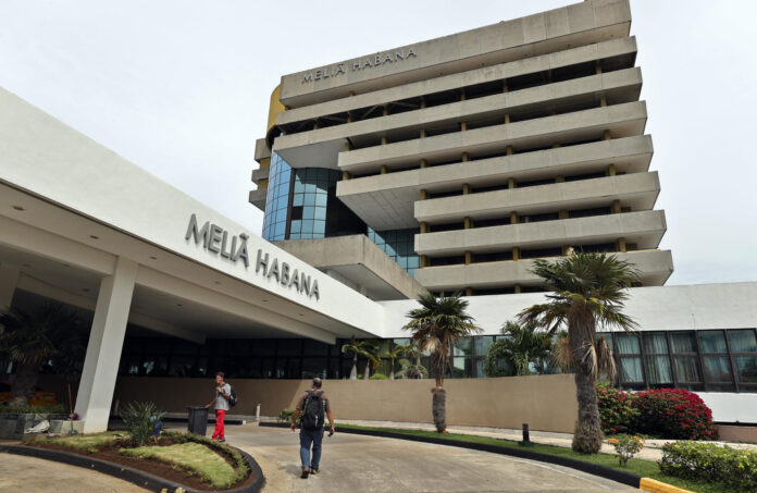 Imagen de archivo de la entrada de un hotel de Melia en La Habana (Cuba). EFE/ Ernesto Mastrascusa
