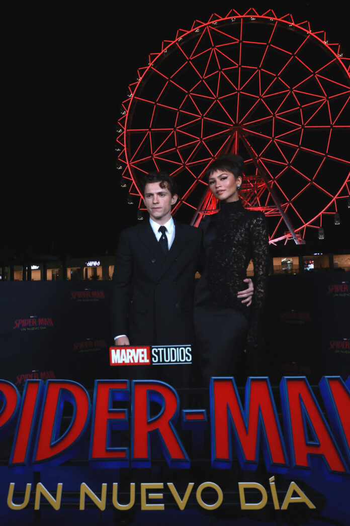 El actor británico Tom Holland (i) y la actriz estadounidense Zendaya, posan durante la alfombra roja de la película 'Spider-Man: Un nuevo día' ayer lunes, en Ciudad de México (México). EFE/Mario Guzmán

