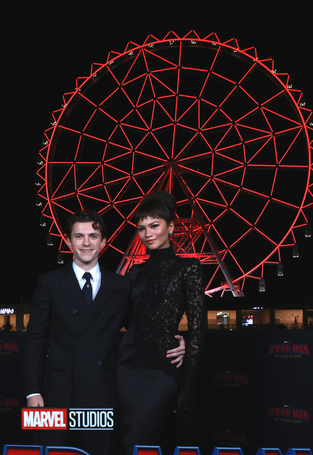 El actor británico Tom Holland (i) y la actriz estadounidense Zendaya, posan durante la alfombra roja de la película 'Spider-Man: Un nuevo día' ayer lunes, en Ciudad de México (México). EFE/Mario Guzmán