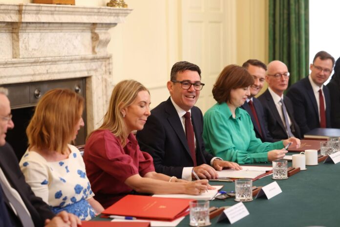 El primer ministro británico, Andy Burnham (c), con sus ministros durante su primera reunión de gabinete como primer ministro en el número 10 de Downing Street, Londres, Reino Unido, este martes. EFE/EPA/Chris Ratcliffe / POOL
