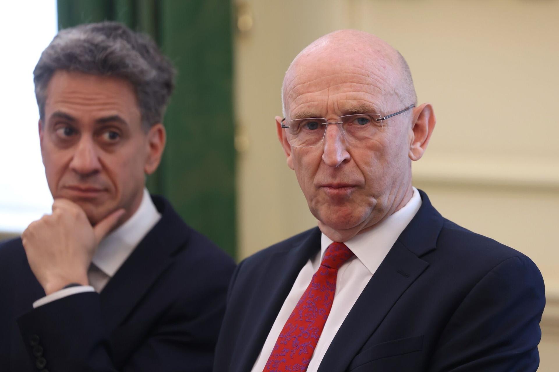 El ministro británico de Economía y Hacienda, John Healey (d), y el ministro de Asuntos Exteriores británico, Ed Miliband (i), durante la primera reunión del gabinete con el nuevo primer ministro, Andy Burnham, en el número 10 de Downing Street, Londres, Reino Unido, este martes. EFE/EPA/Chris Ratcliffe / POOL