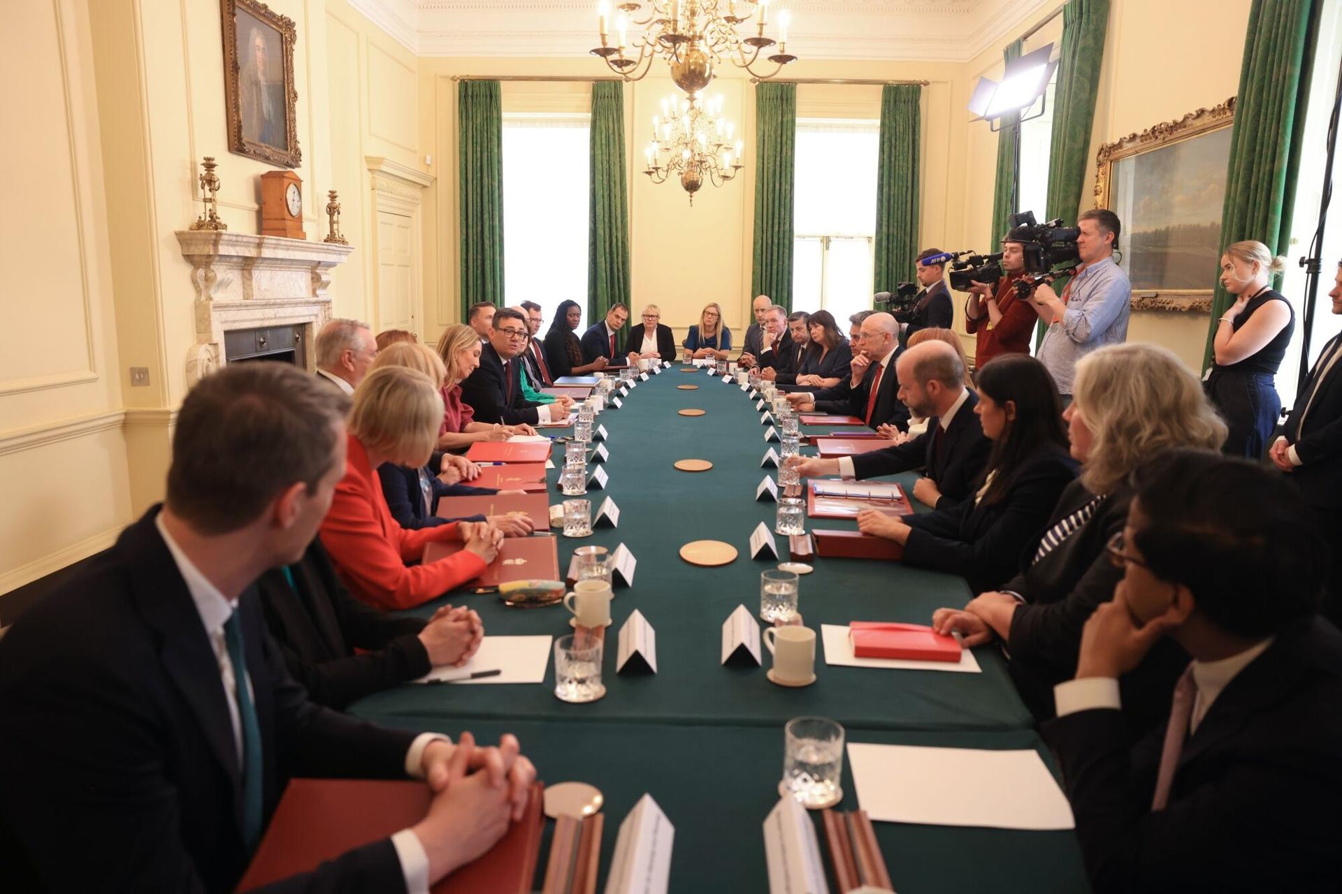 El primer ministro británico, Andy Burnham (c-i), con sus ministros durante su primera reunión de gabinete como primer ministro en el número 10 de Downing Street, Londres, Reino Unido, este martes. EFE/EPA/Chris Ratcliffe / POOL