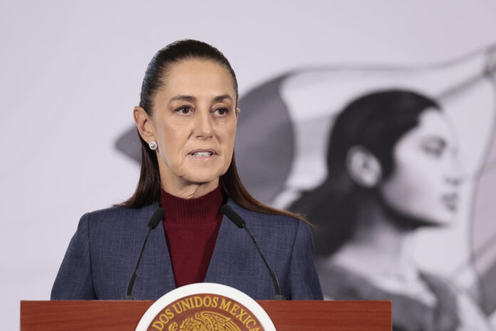 La presidenta de México, Claudia Sheinbaum, habla durante una rueda de prensa este martes en Palacio Nacional de la Ciudad de México (México). EFE/José Méndez
