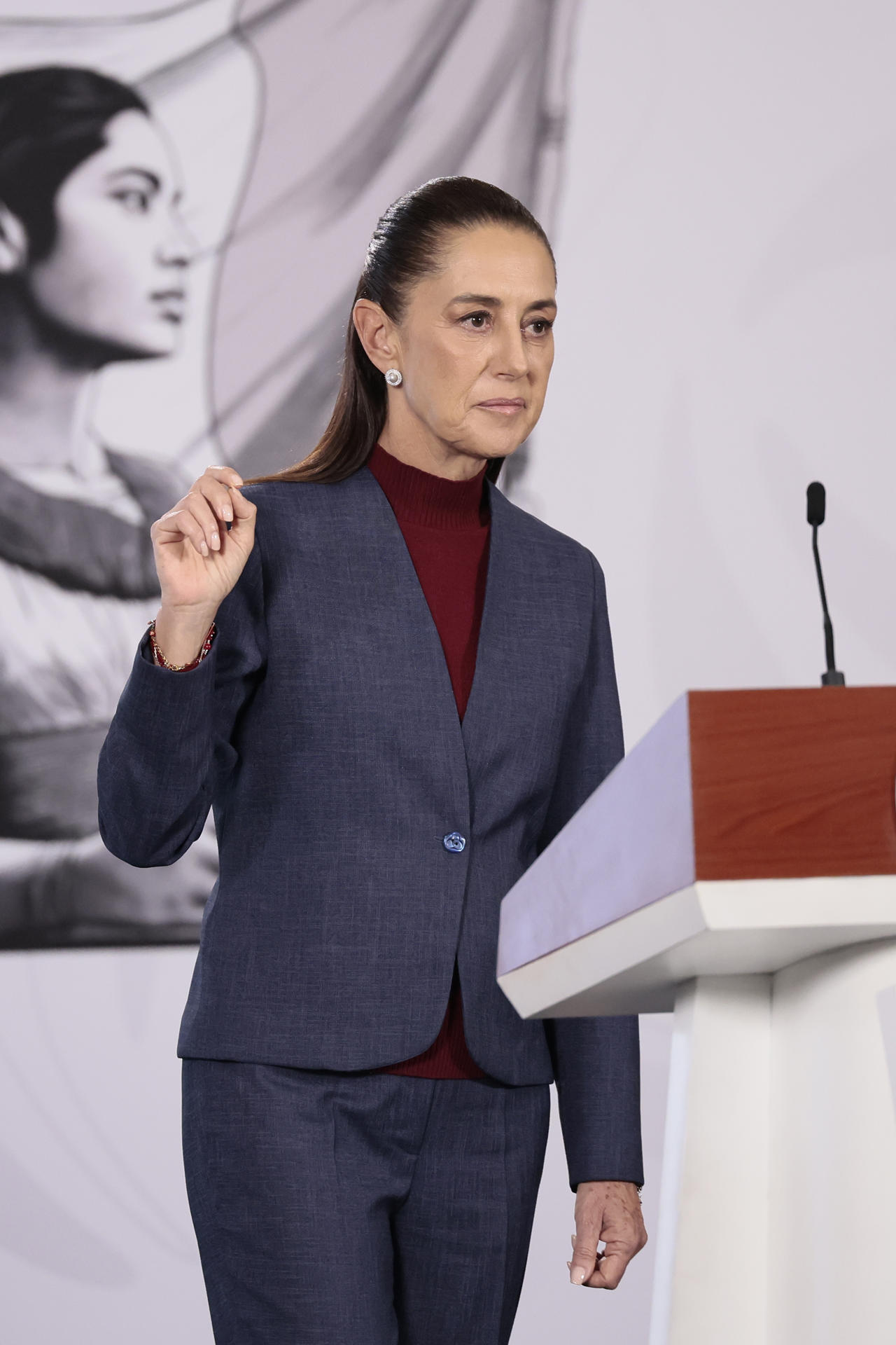 La presidenta de México, Claudia Sheinbaum, habla durante una rueda de prensa este martes en Palacio Nacional de la Ciudad de México (México). EFE/José Méndez