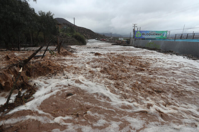 Fotografía que muestra una calle afectada por el desborde de la quebrada Los Loros este lunes, en Puente Zorrilla en La Serena (Chile). EFE/ Hernán Contreras

