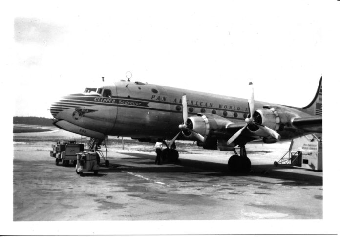 Fotografía tomada de la cuenta en X @oceanexplorer para la exploración oceánica de la NOAA que muestra al avión Douglas DC-4, conocido como 'Clipper Endeavor' de la extinta aerolínea Pan Am, que se estrelló el 11 de abril de 1952 en aguas al norte de Puerto Rico y que cobró la vida de 52 personas. EFE/ @oceanexplorer
