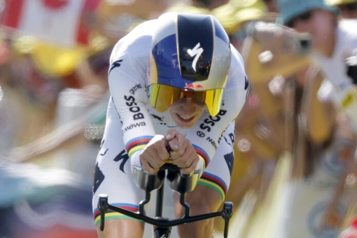 THONON-LES-BAINS (Francia), El belga Remco Evenepoel, del Red Bull-Bora - Hansgrohe, cruza la línea de meta de la 16ª etapa, en Thonon-Les-Bains, en la que se impuso al esloveno Tadej Pogacar. EFE/EPA/GUILLAUME HORCAJUELO
