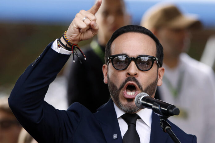 El presidente electo de Colombia, Abelardo de la Espriella, habla durante el desfile militar del Día de la Independencia este lunes, en Medellín (Colombia). EFE/ STR
