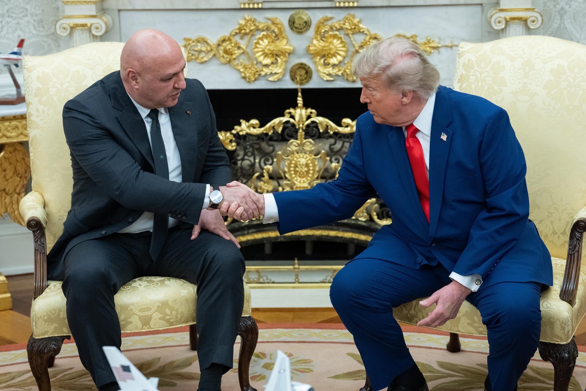 El presidente de EE. UU., Donald J. Trump, durante su reunión con el presidente libanés, Joseph Aoun, en el Despacho Oval de la Casa Blanca, en Washington, D. C., EE. UU. EFE/Aaron Schwartz