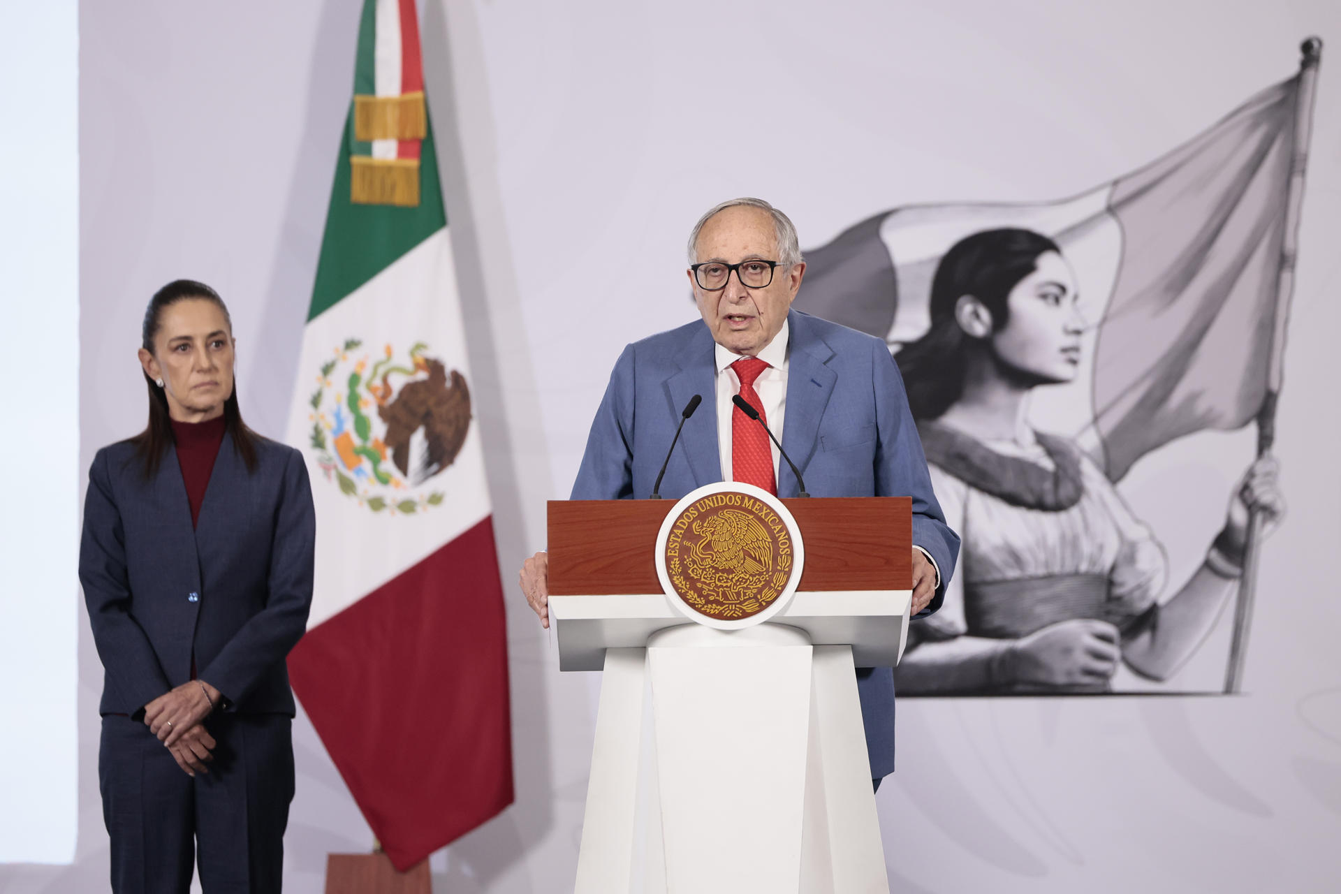 El secretario de Salud, David Kershenobich, habla durante una rueda de prensa de la presidenta de México, Claudia Sheinbaum, este martes en Palacio Nacional de la Ciudad de México (México). EFE/José Méndez