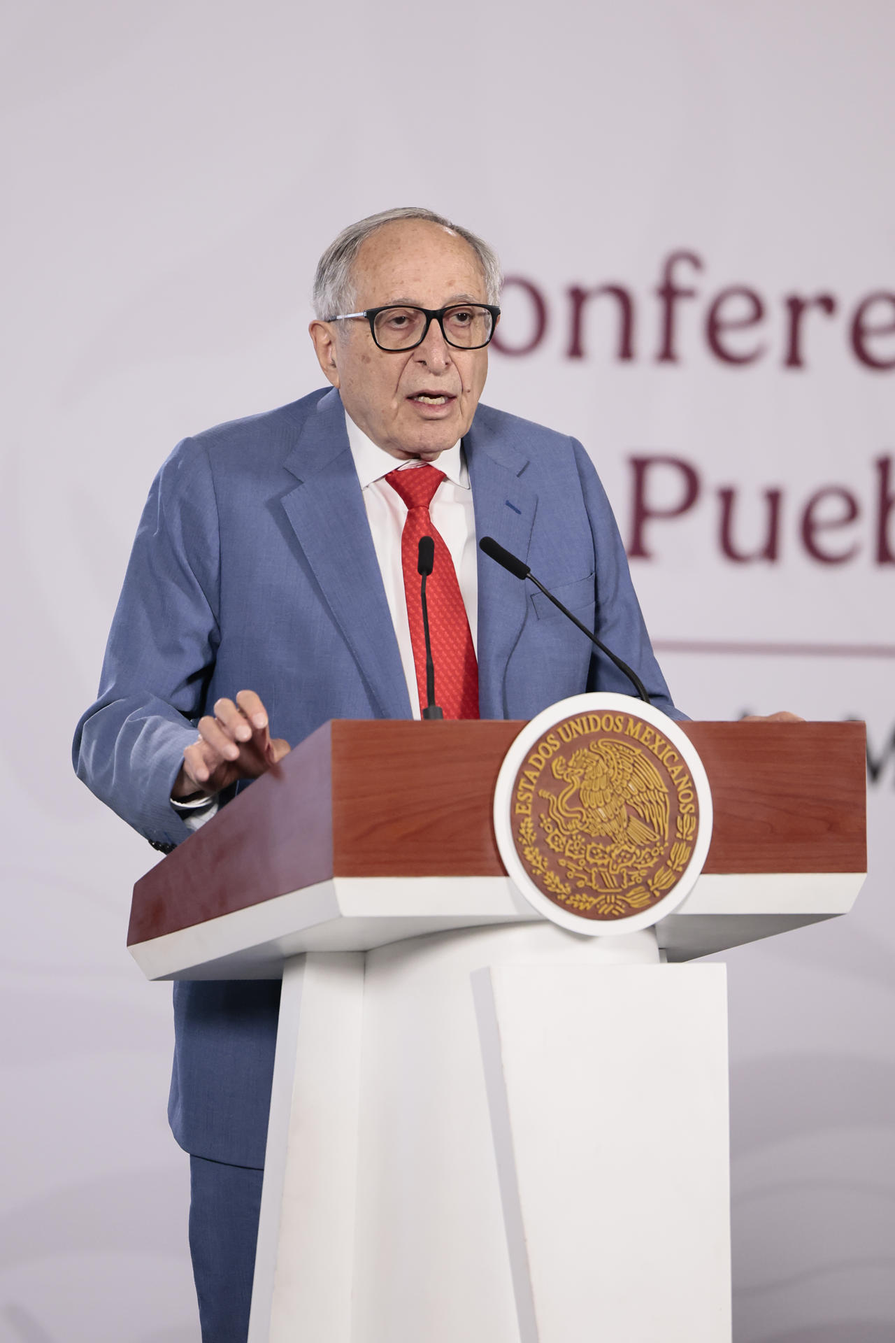 El secretario de Salud, David Kershenobich, habla durante una rueda de prensa este martes en Palacio Nacional de la Ciudad de México (México). EFE/José Méndez