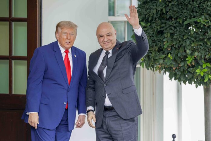 Fotografía del prresidente de Estados Unidos, Donald Trump, junto al mandatario libanés, Joseph Aoun. EFE/Shawn Thew
