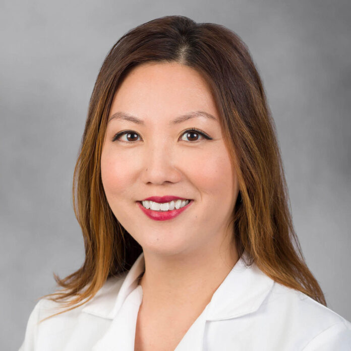 El equipo de la investigadora Olivia Kim‑McManus -en la imagen- ha logrado que una terapia génica personalizada ayude a un adolescente con una forma rara de epilepsia grave a caminar de forma independiente. Crédito: UC San Diego Health Sciences.
