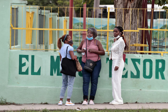Familiares de los artistas disidentes cubanos Luis Manuel Otero Alcántara y Maykel Castillo (Osorbo) esperan afuera del tribunal donde se efectuara el juicio contra los artistas en La Habana (Cuba). Imagen de archivo. EFE/ Ernesto Mastrascusa
