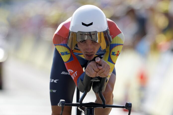 THONON-LES-BAINS (France). El español Juan Ayuso, del Lidl-Trek, cruza la meta en la contrarreloj de la 16ª etapa del Tour, entre Evian-les-Bains y Thonon-les-Bains, en la que perdió 2.22 con respecto al ganador, el belga Remco Evenepoel (Red Bull Bora), aunque subió un puesto en la general tras la retirada del alemán Florian Lopowitz y ahora es quinto. EFE/EPA/GUILLAUME HORCAJUELO
