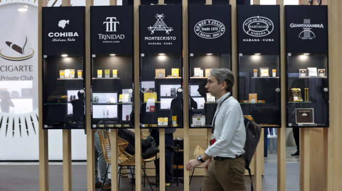 Fotografía de archivo del 24 de febrero de 2025 que muestra a una persona recorriendo la feria comercial del XXV Festival del Habano en el Palacio de Convenciones de La Habana (Cuba). EFE/ Ernesto Mastrascusa
