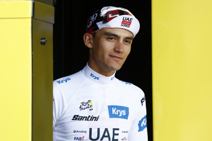 THONON-LES-BAINS (France). El mexicano Isaac del Toro (UAE Team Emirates XRG) se mantiene en el tercer lugar de la general tras ser quinto este martes en la contrarreloj de 26.1 kilómetros que finalizó en Thonon-Les-Bains y conserva el maillot blanco de mejor joven del Tour. EFE/EPA/YOAN VALAT
