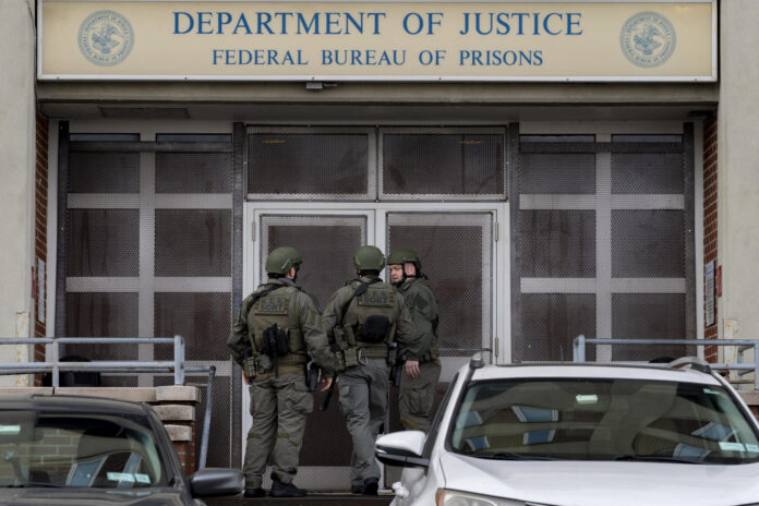 Fotografía del 07 de enero de 2026 que muestra integrantes de la Policía custodiando a las afueras del Centro Metropolitano de Detención donde se encuentra recluido el depuesto líder de Venezuela, Nicolás Maduro, y su esposa, Cilia Flores, en Brooklyn, Nueva York (EE.UU.). EFE/ Ángel Colmenares
