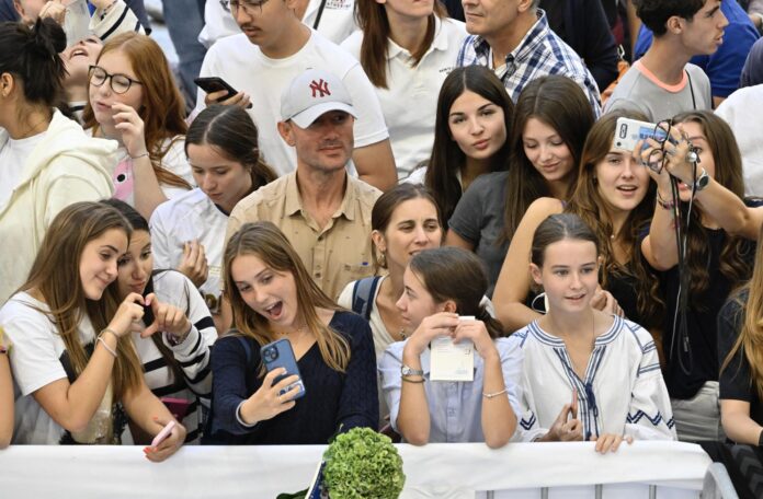 En la imagen de archivo, varias adolescentes esperan la llegada del papa Francisco en Marsella, Francia. EFE/EPA/ALESSANDRO DI MEO
