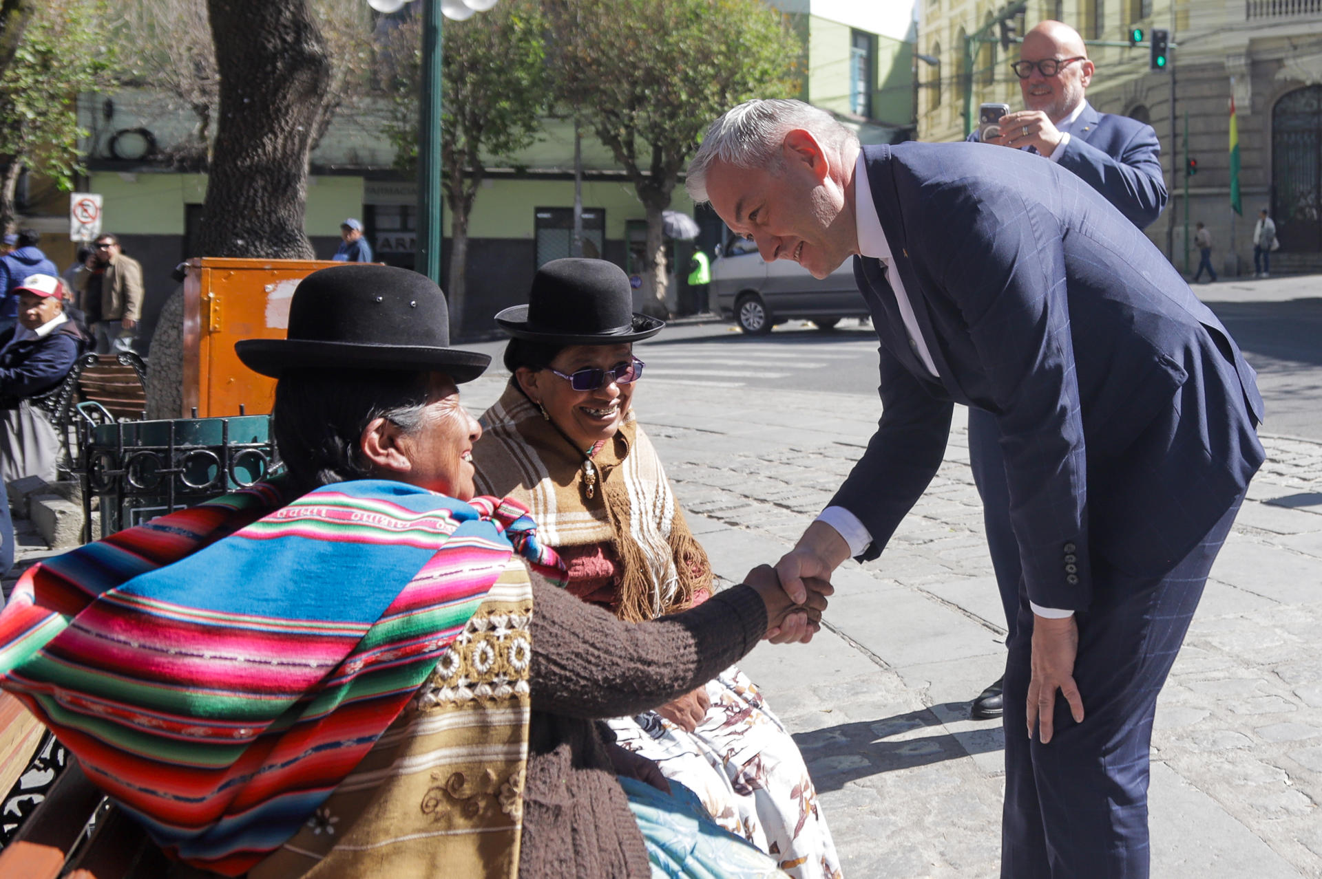 El eurodiputado y presidente de la Delegación para las Relaciones con los Países de la Comunidad Andina, Robert Biedroń, del partido Nueva Izquierda de Polonia, saluda a una mujer aimara durante una visita para reforzar vínculos entre el Parlamento Europeo y legisladores de Bolivia, en La Paz (Bolivia). EFE/ Gabriel Márquez