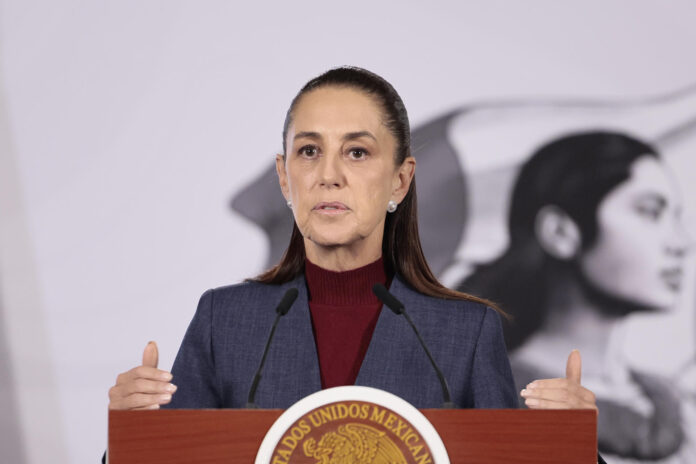 La presidenta de México, Claudia Sheinbaum, habla durante una rueda de prensa este martes, en el Palacio Nacional de Ciudad de México (México). EFE/José Méndez
