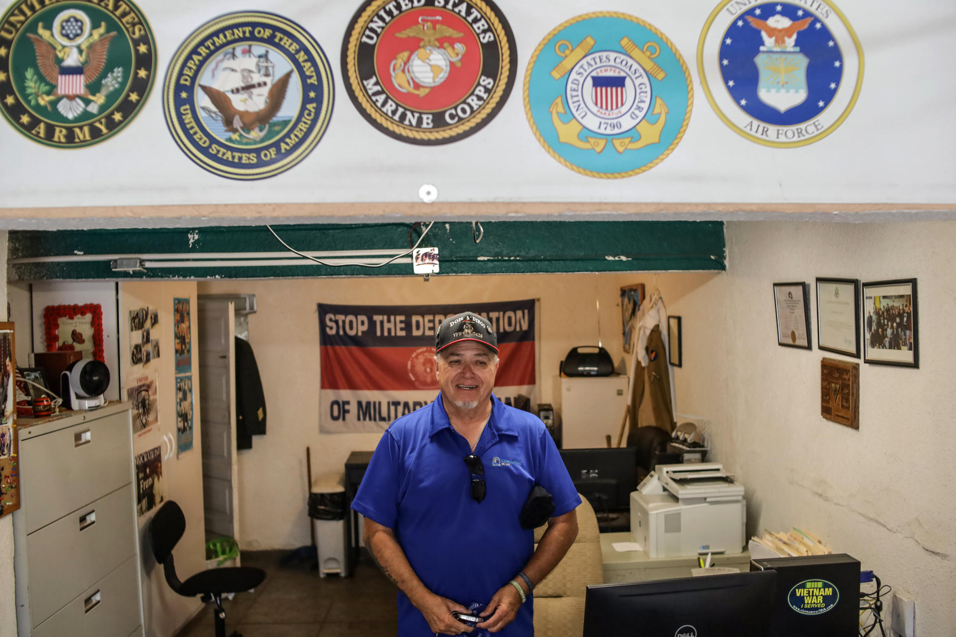 El veterano deportado Robert Vivar, posa durante una entrevista con EFE este lunes, en la ciudad de Tijuana, Baja California (México). EFE/Joebeth Terríquez