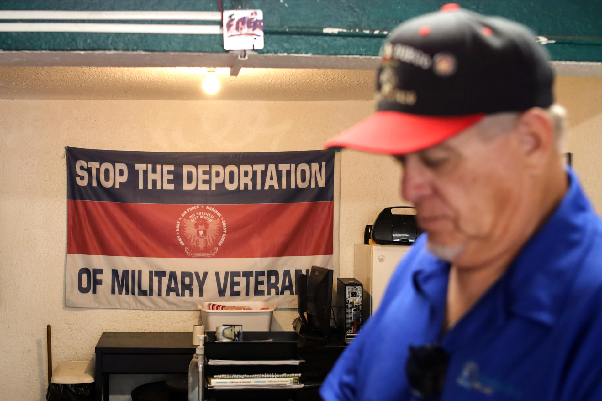 El veterano deportado Robert Vivar, reacciona durante una entrevista con EFE este lunes, en la ciudad de Tijuana, Baja California (México). EFE/Joebeth Terríquez