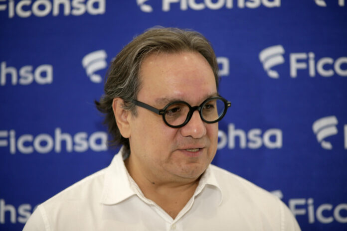 El vicepresidente de Comunicación Corporativa de Ficohsa, Germán Castañeda, fue captado este 21 de julio, durante una entrevista con EFE, en Tegucigalpa (Honduras). EFE/Gustavo Amador
