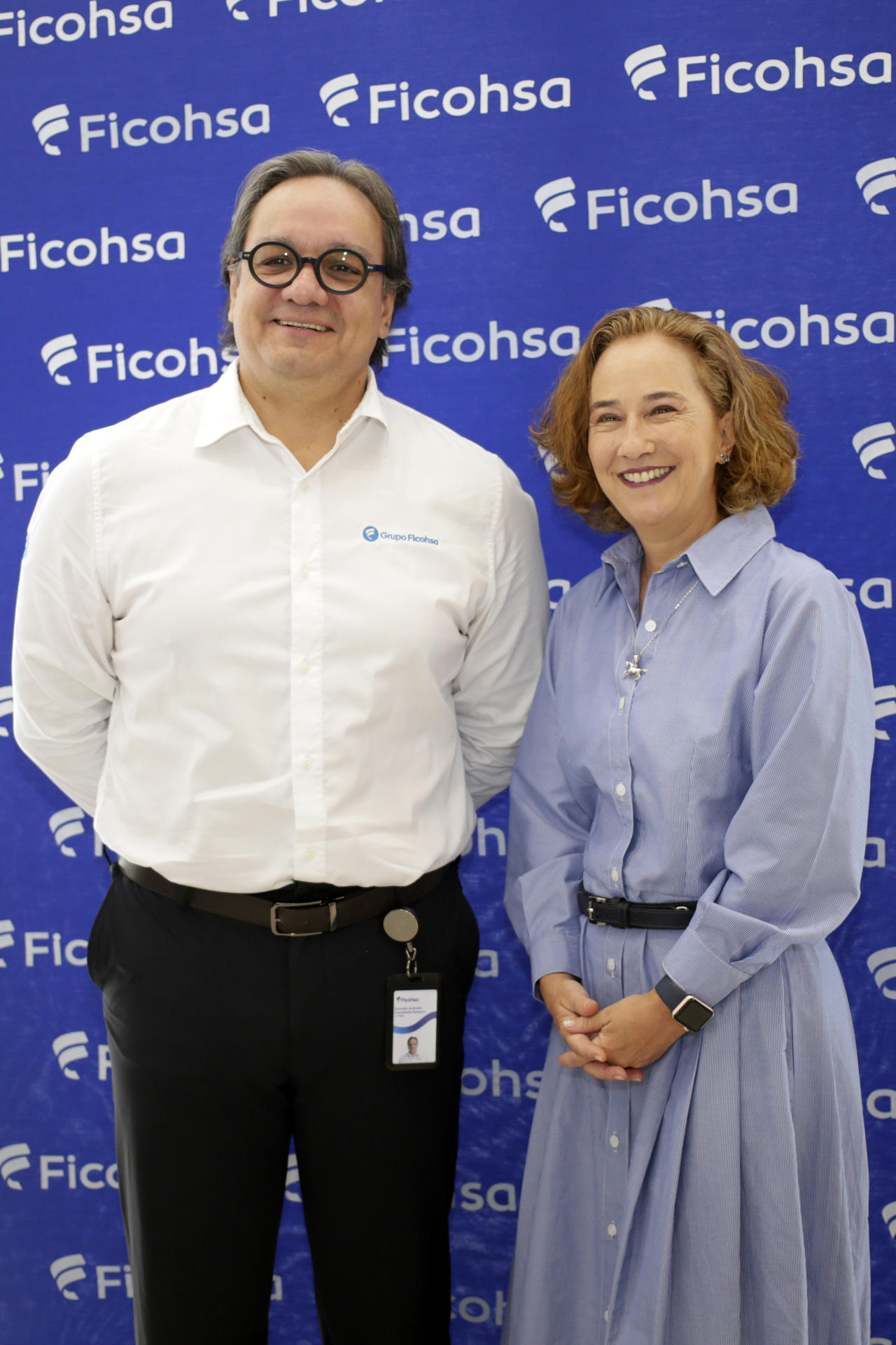 El vicepresidente de Comunicación Corporativa de Ficohsa, Germán Castañeda (i), y la vicepresidenta regional de Talento Humano de la misma entidad financiera, Ana María Rubio, fueron captados este 21 de julio, al posar durante una entrevista con EFE, en Tegucigalpa (Honduras). EFE/Gustavo Amador