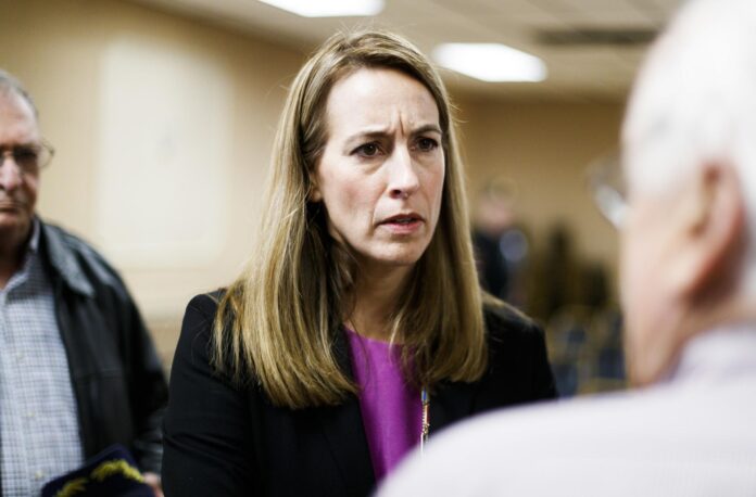 Fotografía de archivo en la que captó a la gobernadora del estado de Nueva Jersey, la demócrata Mikie Sherrill (c), durante un acto público, en Morris Plains (NJ, EE.UU.). EFE/Justin Lane

