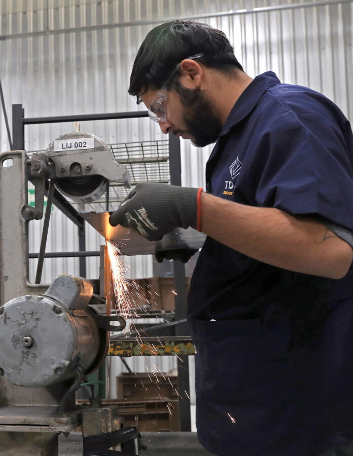 Un trabajador opera maquinaria en una fábrica, en Ciudad Juárez Chihuahua (México). Imagen de archivo. EFE/ Luis Torres

