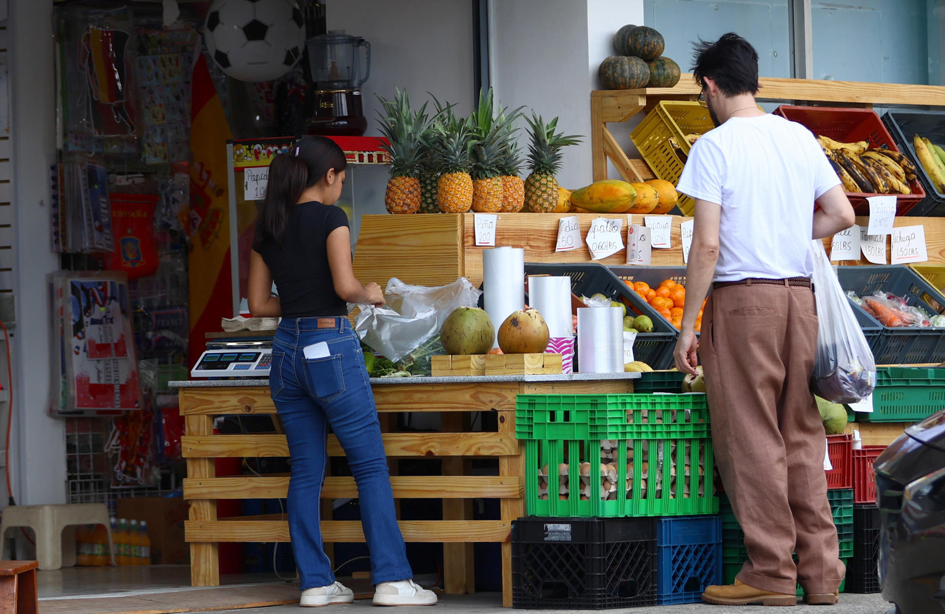 Personas compran frutas en un mercado en Ciudad de Panamá (Panamá). EFE/Carlos Lemos