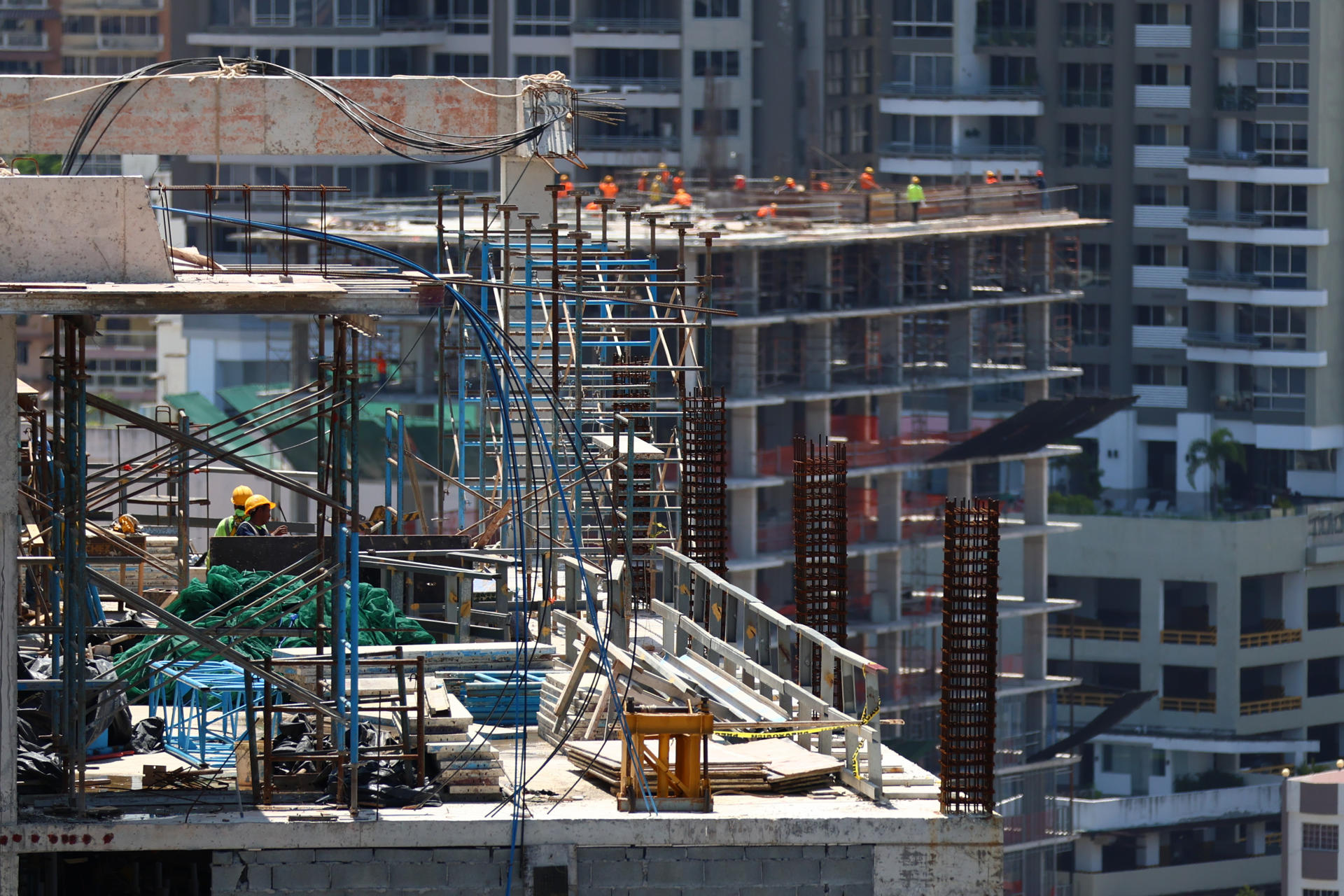 Personas trabajan en una construcción en Ciudad de Panamá (Panamá). EFE/Carlos Lemos