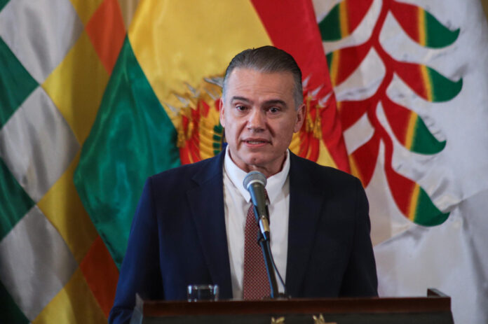 Fotografía de archivo en la que se captó al ministro de Defensa, Ernesto Justiniano, durante una conferencia de prensa, en La Paz (Bolivia). EFE/Gabriel Márquez
