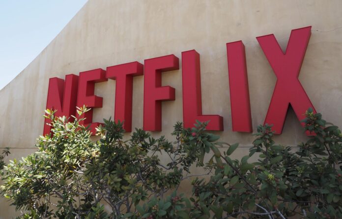 Fotografía de archivo que muestra el logotipo de la plataforma líder de televisión por internet a nivel mundial, Netflix, en su sede de Los Gatos, California (Estados Unidos). EFE/JOHN G. MABANGLO
