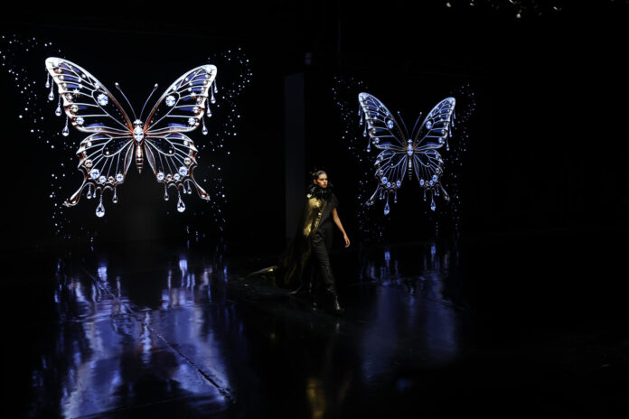 Una modelo desfila con prendas de la colección 'Supernova' del diseñador mexicano Jesús de la Garsa este martes, durante la 85 edición de Intermoda en Guadalajara, Jalisco (México). EFE/ Francisco Guasco
