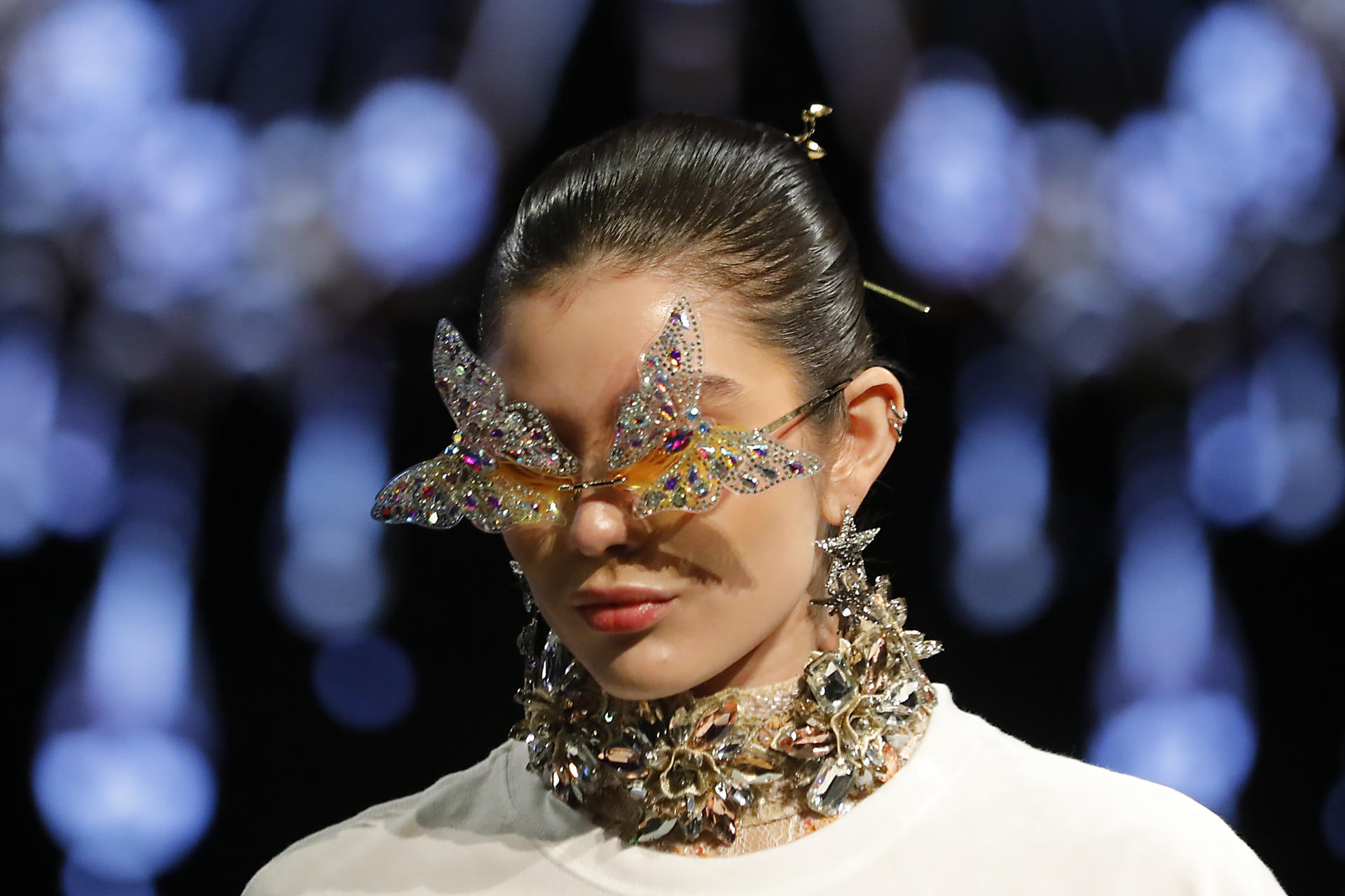 Una modelo desfila con prendas de la colección 'Supernova' del diseñador mexicano Jesús de la Garsa este martes, durante la 85 edición de Intermoda en Guadalajara, Jalisco (México). EFE/ Francisco Guasco
