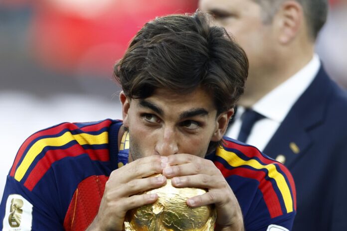 El delantero español Ferran Torres fue captado el pasado 19 de julio al besar la Copa Mundial de fútbol, luego de marcar el gol que le dio a su país el título del Mundial FIFA 2026, en el estadio MetLife, en East Rutherford (NJ, EE.UU.). EFE/Will Olíver
