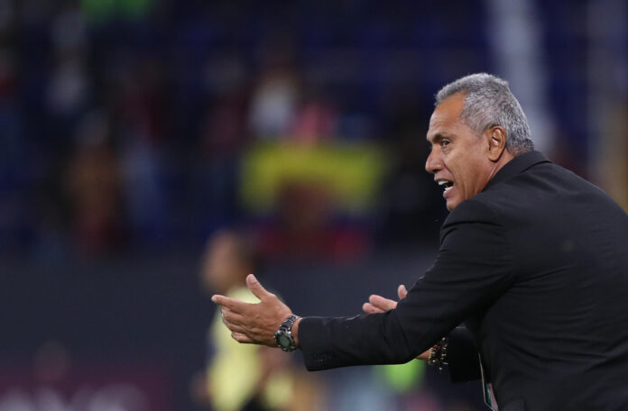 El colombiano Hernán Torres se convirtió este martes en el octavo entrenador que pierde el cargo en apenas 20 jornadas de la Liga ecuatoriana de fútbol, una inestabilidad que se traduce en la salida de un preparador con una media cercana a tres fechas. Archivo: EFE/José Jácome
